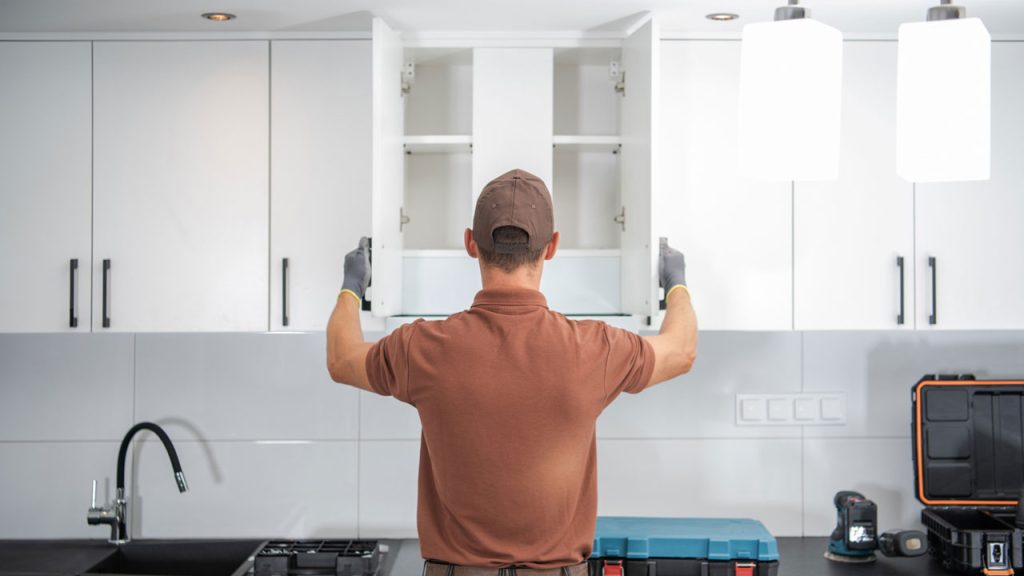 How to mix handles and knobs on kitchen cabinets